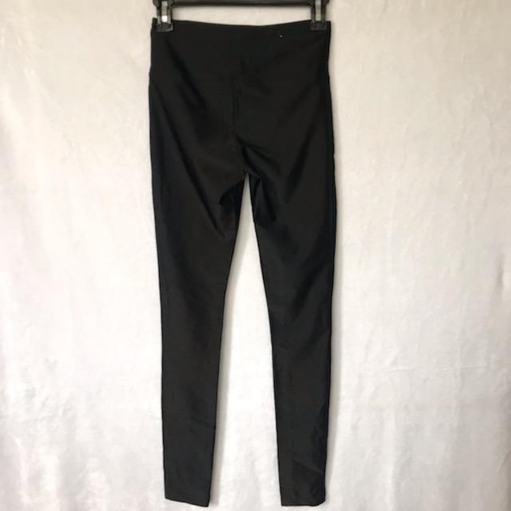 Leggins tittle : Forever 21 shinny leggings